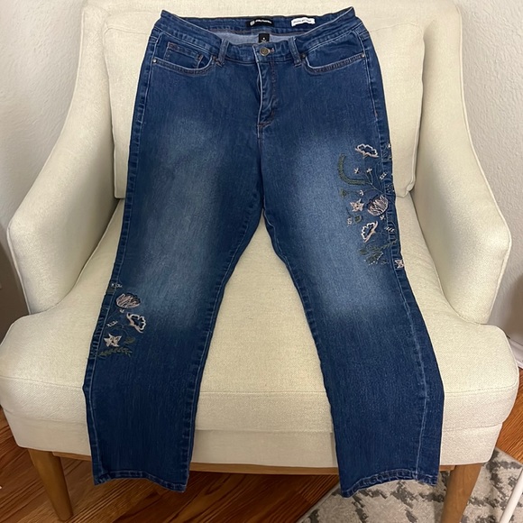 Daisy Fuentes Paulina Best Friend size 6 Women’s embroidered jeans. - Picture 1 of 8